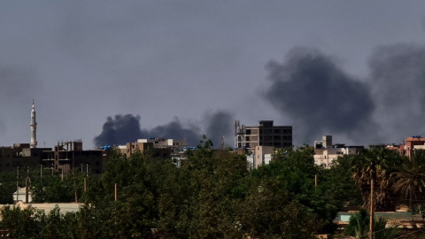 El humo se eleva durante los combates en la capital sudanesa, Jartum, el 4 de mayo de 2023.