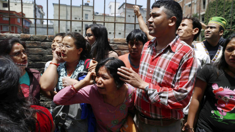 El potente terremoto que se ha registrado este martes en Nepal ha llegado "justo cuando la gente comenzaba a sentirse segura", según ha relatado a la BBC desde Katmandú la cooperante de Save The Children Gemma Gillie./ EFE