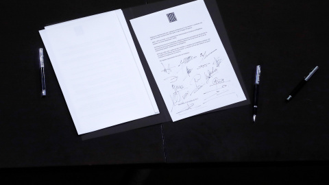 La  "declaración de los representantes de Catalunya" con la voluntad de una futura independencia firmada por Puigdemont, JxSí y la CUP. REUTERS/Juan Medina