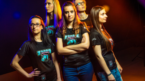 Laura Muñoz (c) con las demás integrantes de Zombie Unicorns, un equipo femenino de eSports. TWITTER/@Movistar_Riders