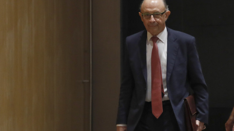 El ministro de Hacienda, Cristóbal Montoro, a su llegada a la comisión en el Congreso para informar sobre la eventual suspensión del pago del FLA a Catalunya si la Generalitat destina fondos al referéndum secesionista. EFE/Juanjo Martín