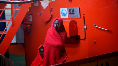 Dos migrantes del grupo de rescatado en el Mediterraneo, en el puerto de Malaga. REUTERS/Jon Nazca