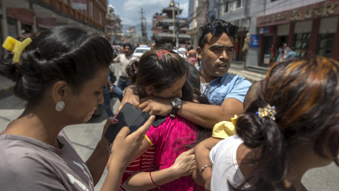 Otras seis personas han muerto en el distrito de Dolakha, cerca del epicentro, según ha relatado un testigo, que ha añadido que los rescatadores estaban intentando sacar a tres personas atrapadas entre los escombros de una casa. Otro hombre