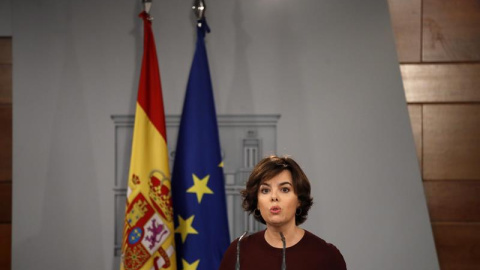 La vicepresidenta del Gobierno, Soraya Sáenz de Santamaría, durante su comparecencia esta noche en el Palacio de la Moncloa, en Madrid, en la que ha anunciado que mañana se celebrará una reunión extraordinaria del Consejo de Ministros que e