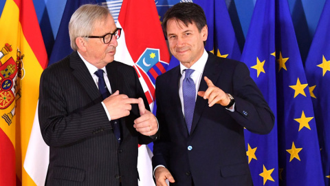 Juncker y Conte, en Bruselas este domingo. Geert Vanden Wijngaert