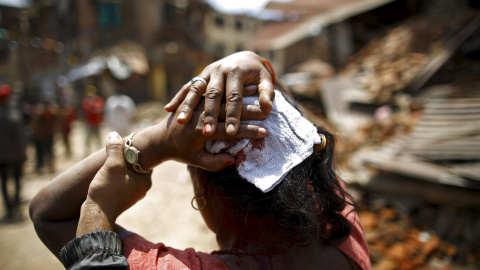 Una mujer herida tras el terremoto. - REUTERS