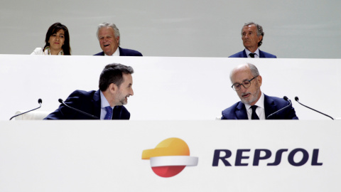 El presidente de Repsol, Antonio Brufau y el consejero delegado, Josu Jon Imaz, durante la junta de accionistas que la petrolera. EFE/ Carlos Pérez