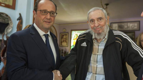 Hollande y Fidel Castro se saludan al inicio de su histórico encuentro. / EFE