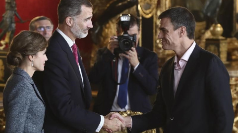 Els reis saluden Pedro Sánchez a la recepció del 12 d'octubre / EFE Mariscal