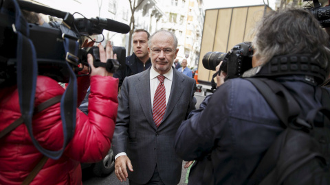 El expresidente de Bankia y exvicepresidente del Gobierno, Rodrigo Rato, asediado por los fotógrafos a la llegada de su despacho particular. REUTERS/Andrea Comas