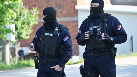 05/05/2023 - Dos policías enmascarados tras el tiroteo en el área de seguridad de la aldea de Dubona, a 60 kilómetros de Belgrado.