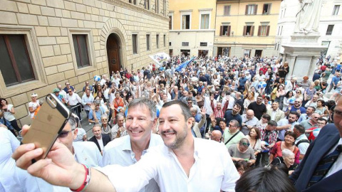 El ministro de Interior italiano, Matteo Salvini, a la derecha de la imagen, posa junto al candidato a la alcaldia de Siena Luigi De Mossi en Siena al cierre de la campaña. (Fabio di Pietro | EFE)