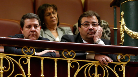 Los presidentes autonómicos de Castilla La Mancha, Emiliano García-Page (i) y Extremadura, Guillermo Fernández Vara (d) y la socialista Rosa Conde (detrás c) siguen desde la tribuna de autoridades la primera jornada de la sesión de investid