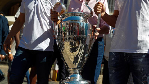 Llegada del trofeo de la UEFA Champions League a la Puerta del Sol de Madrid, durante la ceremonia de apertura del UEFA Champions Festival, un evento anual que tiene lugar en la ciudad sede de la final de la UEFA Champions League en los día