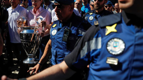 La vicealcaldesa de Madrid, Marta Higueras, con el trofeo de la UEFA Champions League en la Puerta del Sol, durante la ceremonia de apertura del UEFA Champions Festival, un evento anual que tiene lugar en la ciudad sede de la final de la UE