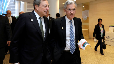 El presidente de la Fed, Jerome Powell, conversa con Mario Draghi | AFP