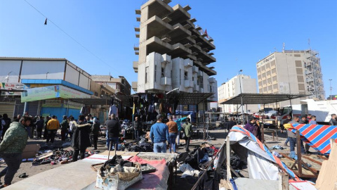 El lugar de la segunda explosión en un mercadillo del centro de Bagdad.