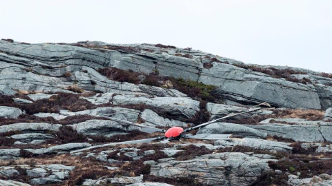 Una de las hélices del helicóptero siniestrado que ha acabado con la vida de 13 personas. EFE/EPA/Torstein Boe