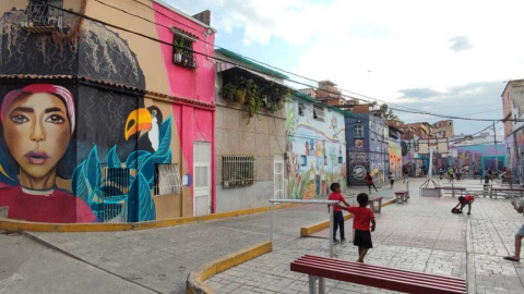 Un grupo de niños y niñas juega en el barrio de San Agustín, en Caracas