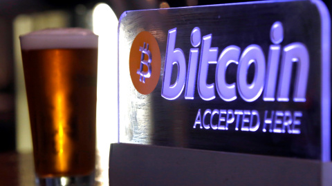 Un cartel sobre bitcoin en un bar en Sydney (Australia). REUTERS/David Gray