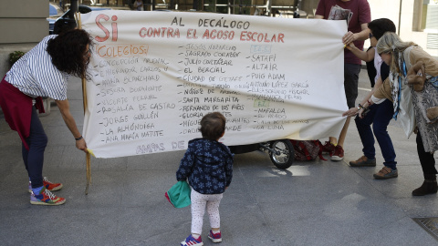 03/05/2019 Asistentes a la manifestación contra el acoso escolar despliegan una pancarta en la que se lee 'SI al decálogo contra el acoso escolar', el 3 de mayo de 2019