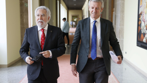 El presidente del Parlamento de Galicia, Miguel Santalices, (i) tras recibir al presidente de la Xunta en funciones, Alfonso Rueda.