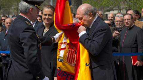 Fernández Díaz besa la bandera de España en un acto en Pamplona hace unos días. EFE/Villar López