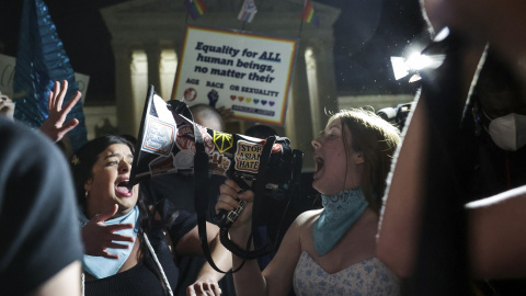 Los manifestantes realizan una vigilia frente a la Corte Suprema de los Estados Unidos el 2 de mayo de 2022 en Washington, DC.