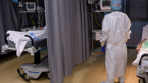 Un médico de Urgencias del Hospital Pío del Rio Hortega de Valladolid observa el monitor de uno de los pacientes ingresados por covid 19 este jueves.