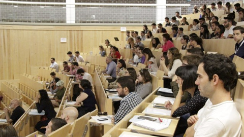 Jóvenes en una aula de la facultad Técnica Superior de Arquitectura de la Universidad de Granada. EUROPA PRESS