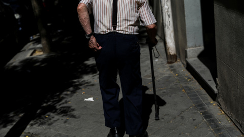 Un pensionista camina por una calle de Madrid. REUTERS/Susana Vera