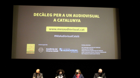 El president del Clúster Audiovisual de Catalunya, Miquel Rutllant; la vicepresidenta de la Plataforma per la Llengua, Mireia Plana; la presidenta de la Acadèmia del Cinema Català, Isona Passola, i l'exconseller de Cultura de la Generalitat