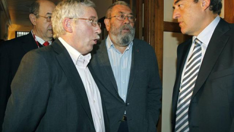 Los líderes de CCOO, Ignacio Fernández Toxo, y UGT, Candido Mendez, charlan con el presidente de la CEOE, Juan Rosell. EFE