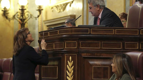 La diputada del PSOE, Soraya Rodríguez, conversa con el presidente del Congreso de los Diputados, Jesús Posada. EFE/Ballesteros