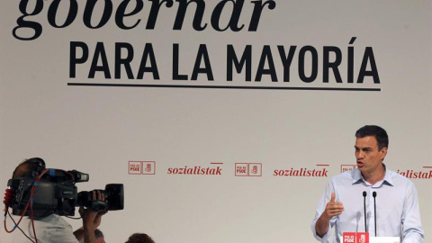 El secretario general del PSOE, Pedro Sánchez, durante el mitin electoral en Bilbao con los principales candidatos a las elecciones forales y municipales en Bizkaia. EFE/Luis Tejido