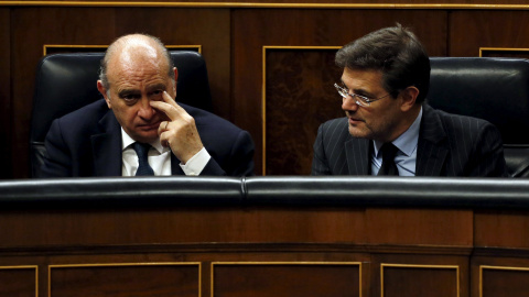 El ministro del Interior, Jorge Fernandez Diaz, con el de Justicia, Rafael Catala, en el pleno del Congreso. REUTERS/Juan Medina