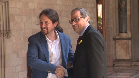 Torra e Iglesias intercambian libros al reunirse