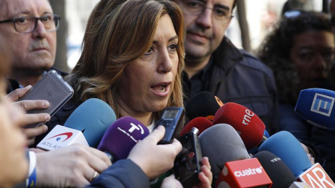 La presidenta andaluza, Susana Díaz, hace declaraciones a los periodistas, a su llegada el día 29 de febrero a la reunión del Comité Federal extraordinario del PSOE para ratificar el resultado de la consulta a la militancia sobre los pactos