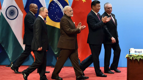 Los presidentes de Suráfrica, Jacob Zuma, y de Rusia, Vladímir Putin; el primer ministro indio, Narendra Modi; el presidente chino, Xi Jinping, y el brasileño, Michel Temer, en la cumbre BRICS de Xiamen. EFE/Kenzaburo Fukuhara