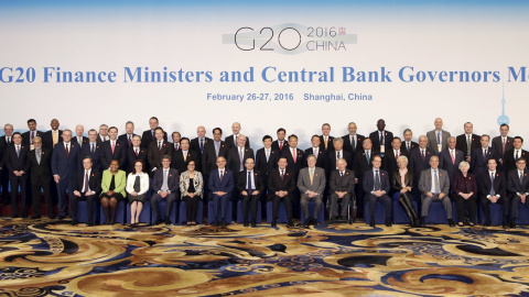 Foto de familia de los ministros de Finanzas y de los gobernadores de los bancos centrales de los países del G-20, junto con los responsales del FMI y de la OCDE, en su reunión de Shanghai. REUTERS/Aly Song