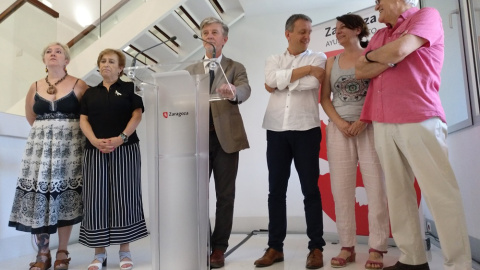 El alcalde de Zaragoza, Pedro Santisteve, con los concejales Fernando Rivarés (ZeC), Lola Campos (PSOE) y Leticia Crespo (Cha) y con los memorialistas Chato Galante (Ceaqua) y Mercedes Sánchez (Armha). EDUARDO BAYONA