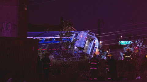 Los servicios de rescate trabajan en el lugar del accidente. / Charles Mostoller (REUTERS)