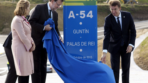 El presidente del Gobierno, Mariano Rajoy, acompañado por el presidente de la Xunta, Alberto Núñez Feijóo, y la ministra de Fomento, Ana Pastor, durante la inauguración de la puesta en servicio del tramo Gutín-Palas de Rei de la autovía A-5