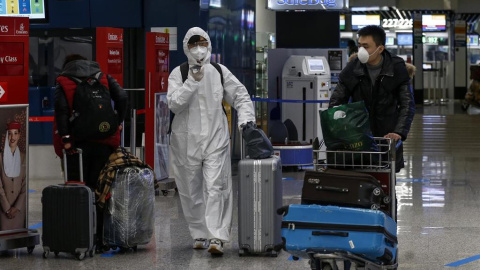 Pasajeros en el Aeropuerto de Fiumicino, en la capital de Italia, Roma.