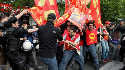 Manifestantes y policías se enfrentan durante la celebración del Día Internacional de los Trabajadores en Estambul, Turquía, donde ha sido declarada como ilegal. EFE/EPA/TOLGA BOZOGLU