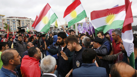 Los manifestantes con banderas del Kurdistán se enfrentan con policías vestidos de paisanos durante la manifestación del Primero de Mayo en Estambul, Turquía. REUTERS / Murad Seze