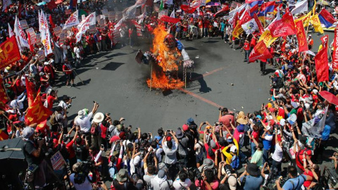 Los manifestantes filipinos queman una estatua en representación del presidente de Filipinas , Benigno Aquino III,  durante una protesta con motivo del Día Internacional del Trabajo en Manila, Filipinas. EFE/EPA/MARK R. CRISTINO