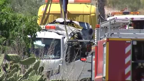 Retiran del lugar el accidente, el coche en el que circulaban Reyes y sus dos primos