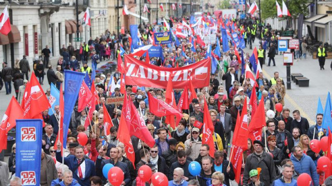 Una calle de Varsovia, Polonia, llena de personas celebrando el Día Internacional de los Trabajadores. EFE/EPA/LESZEK SZYMANSKI