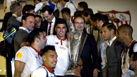 Jose Antonio Reyes, capitan del Sevilla FC y el presidente del club, José Castro, a su llegada esta madrugada al aeropuerto de Sevilla con la Copa de la Europa League. /EFE